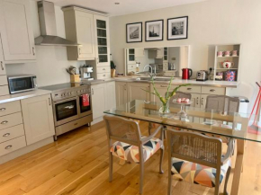 Chic Edinburgh 2B City Centre flat & patio , close to Castle